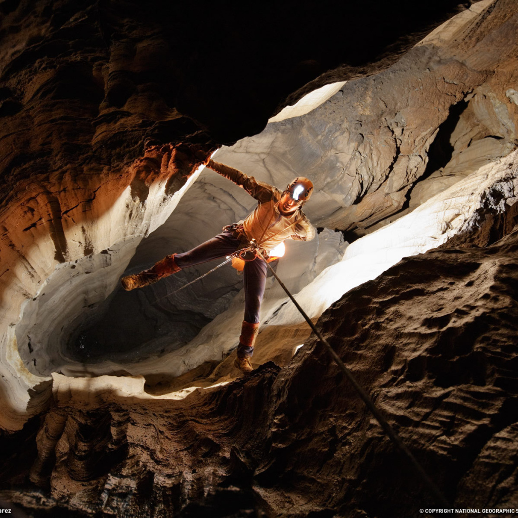 Человек спускается в пещеру
