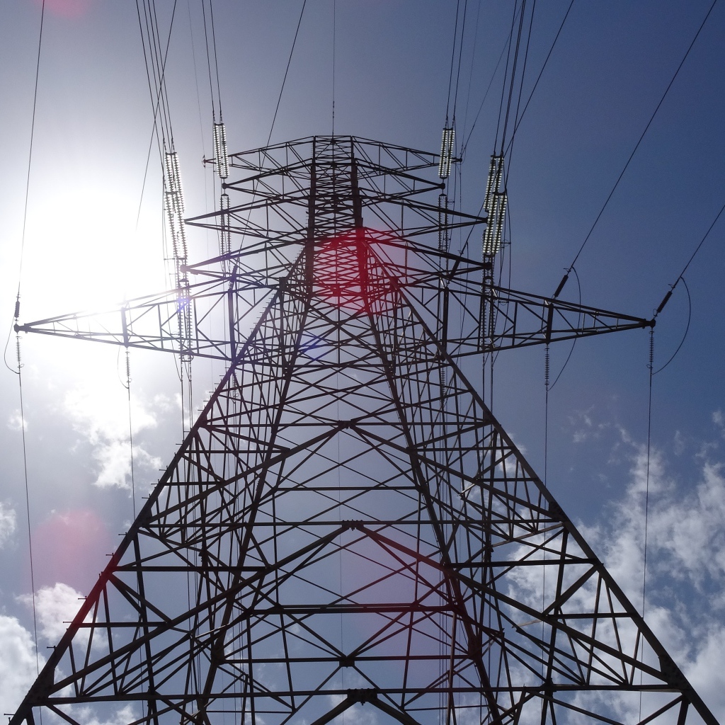 Столб ЛЭП на фоне неба