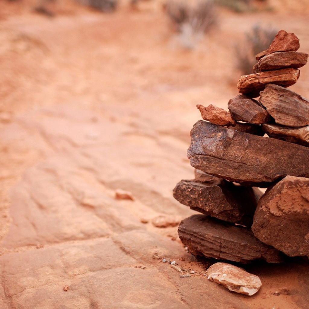 Стопка коричневых камешков на скале