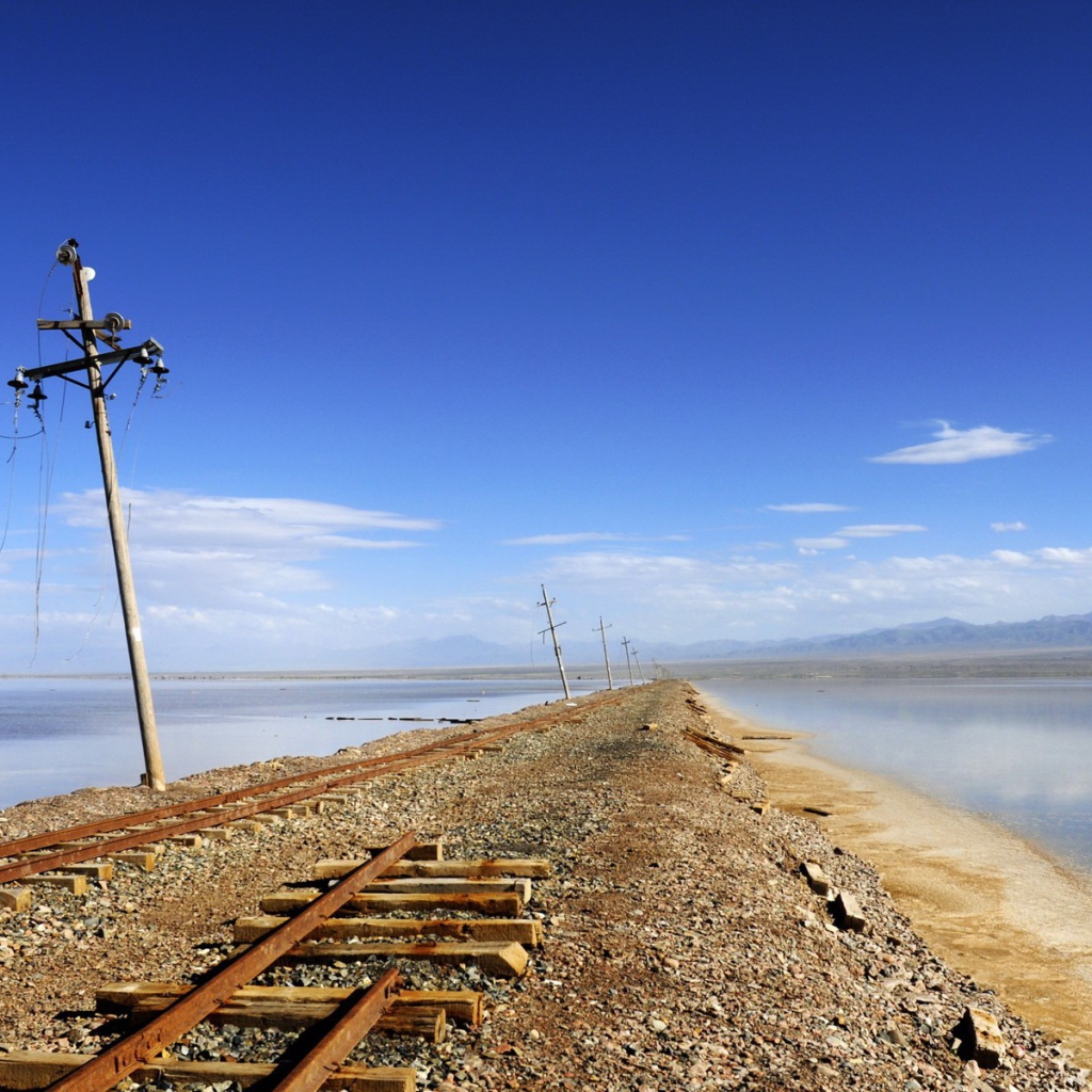 Разрушенная железная дорога у воды