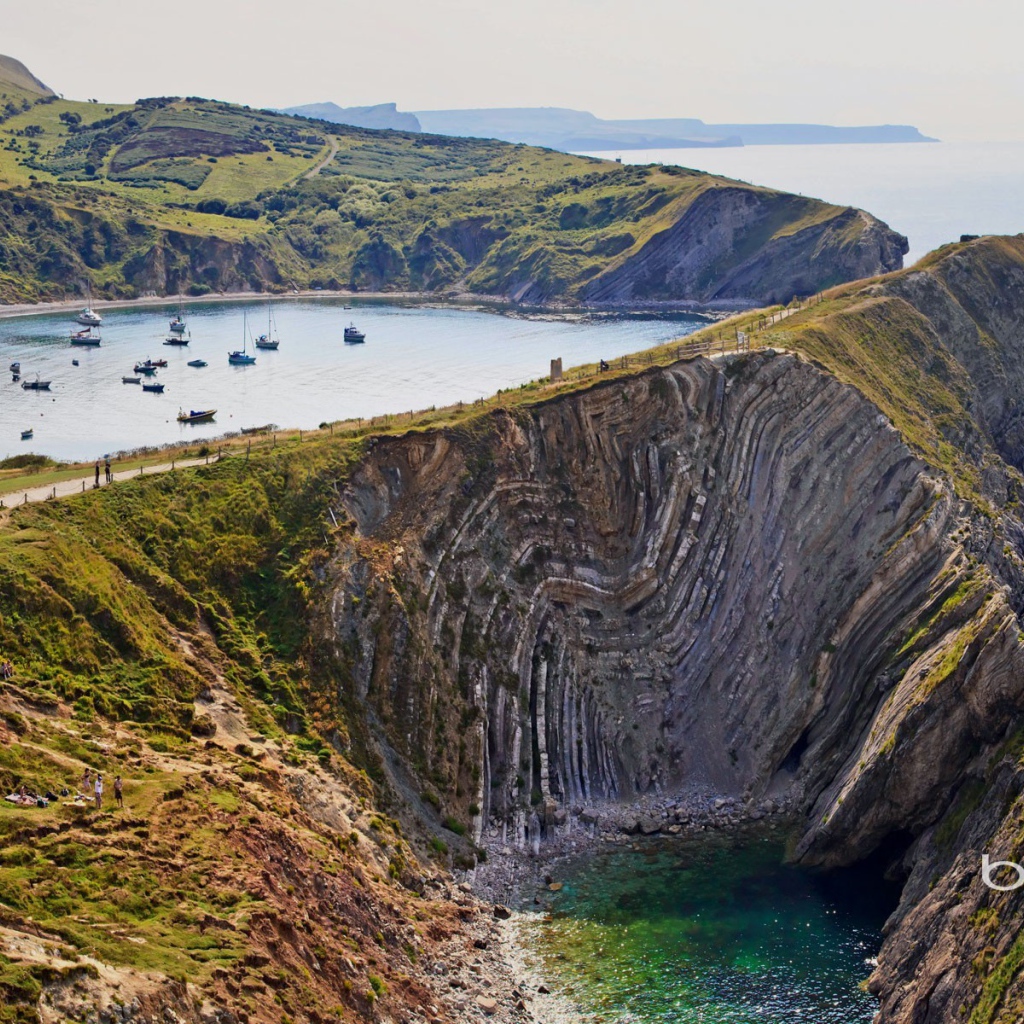 Лодки в озере у берега моря