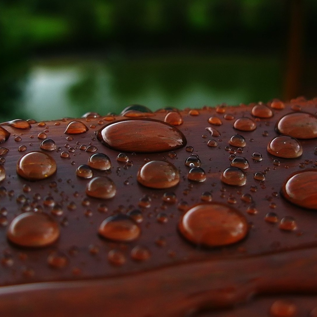 Капли влаги на коричневой поверхности