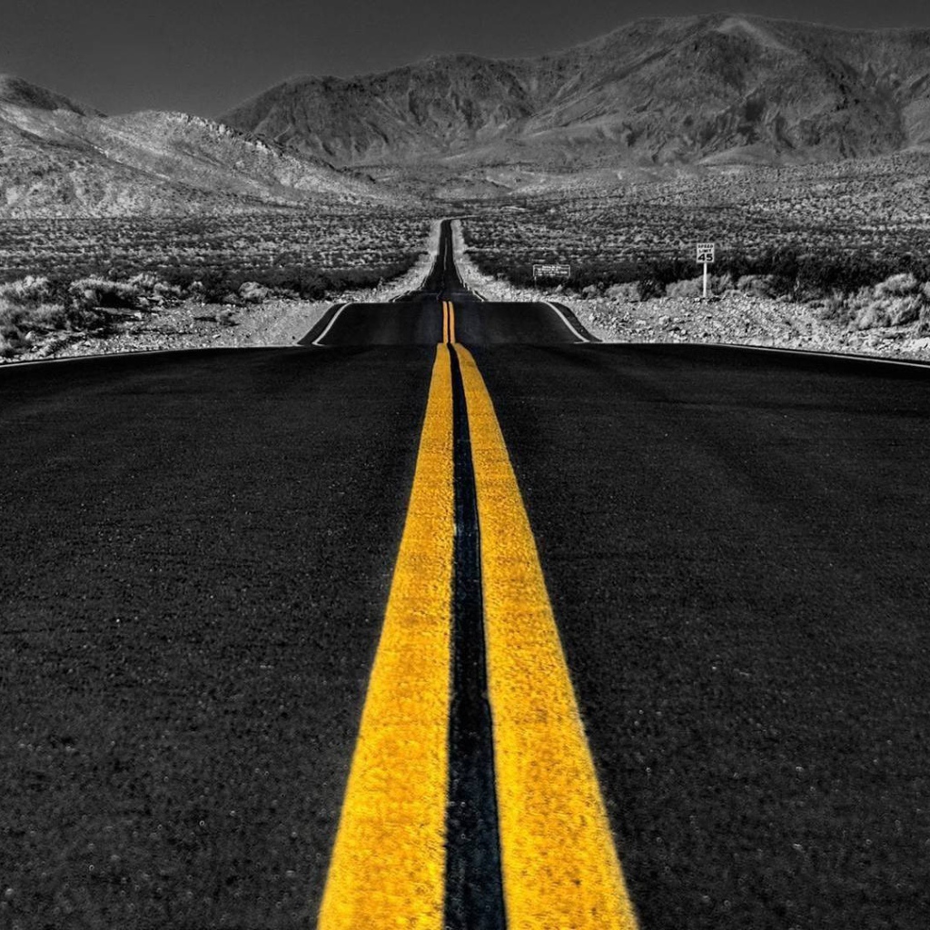 Шоссе посреди серой равнины