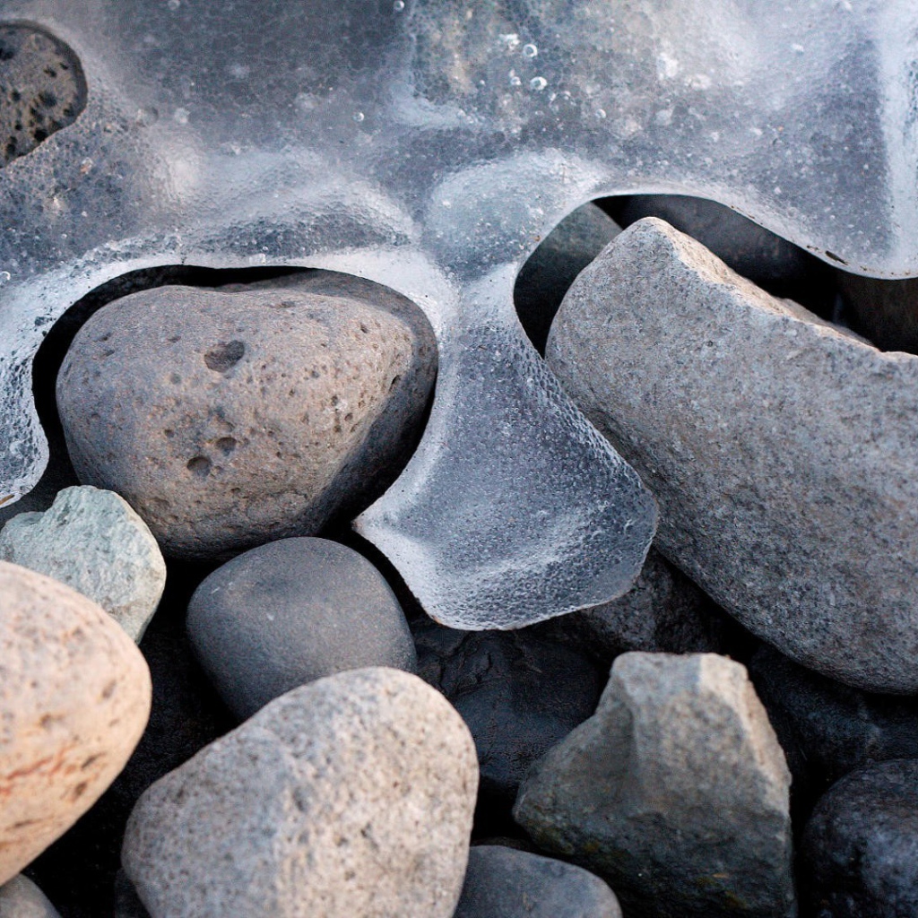 Лед на камнях