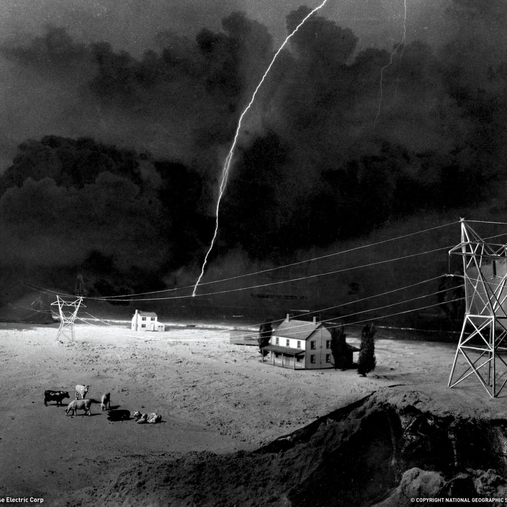 Молния ударила в провода