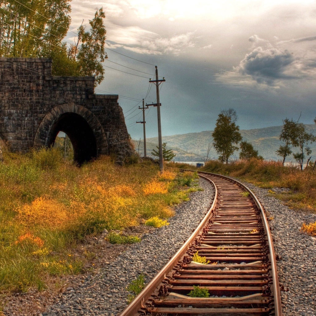 Старая железная дорога у разрушенного тоннеля