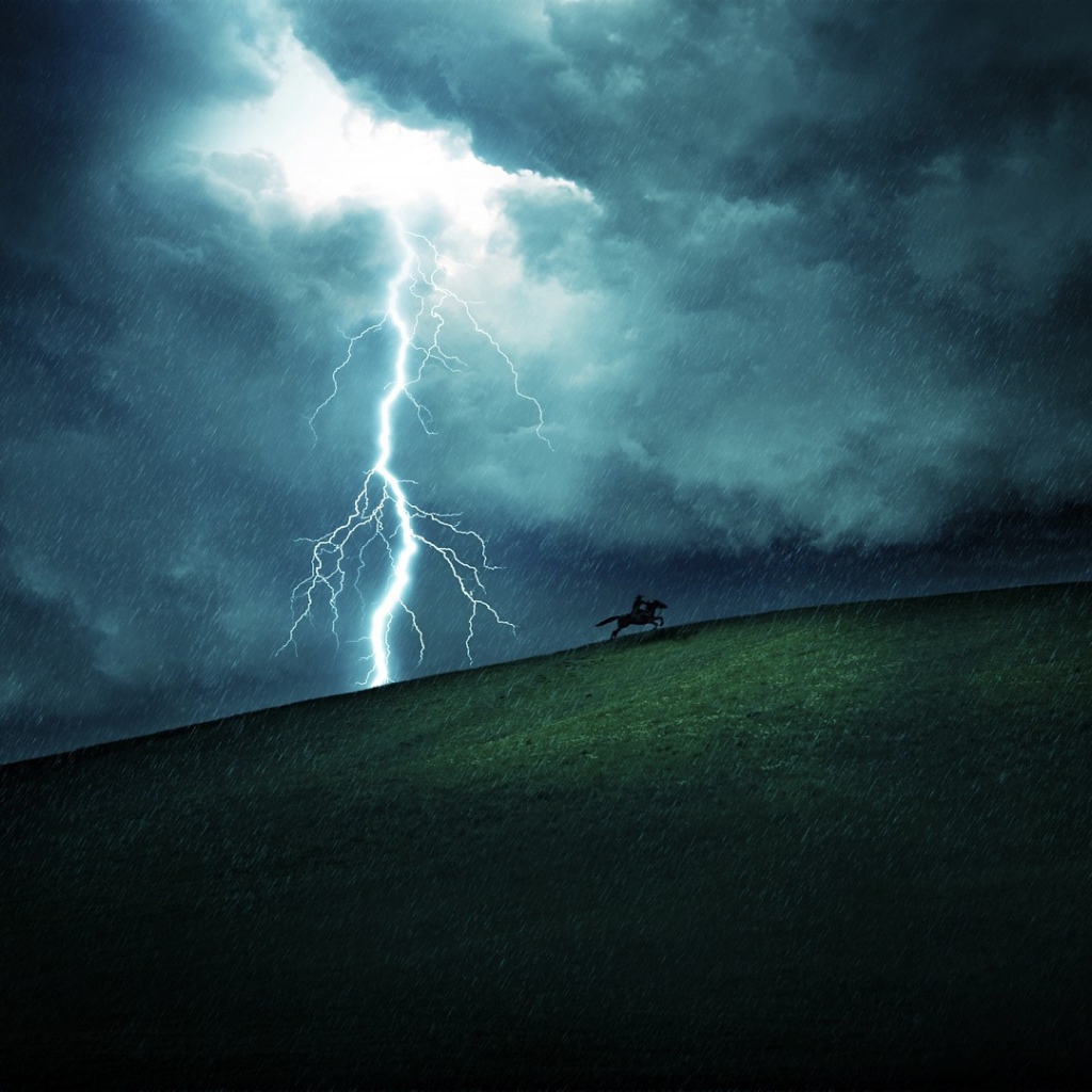 Всадник убегает от молнии и грозы