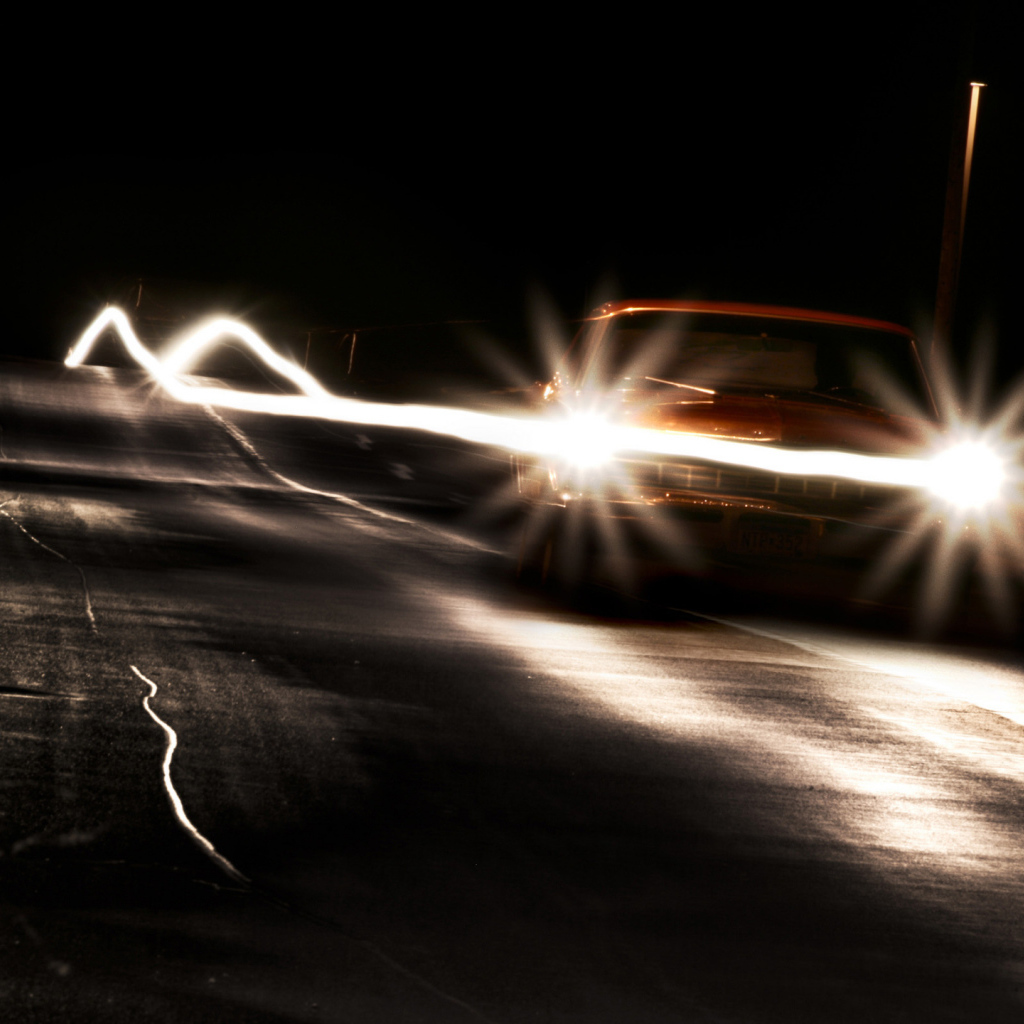 Автомобиль на ночной дороге