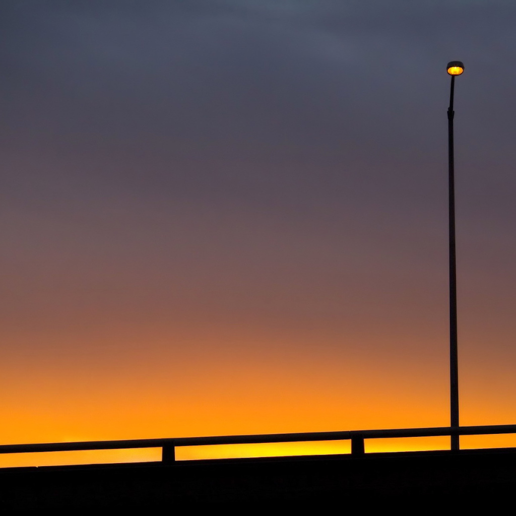 Фонарь в на рассвете