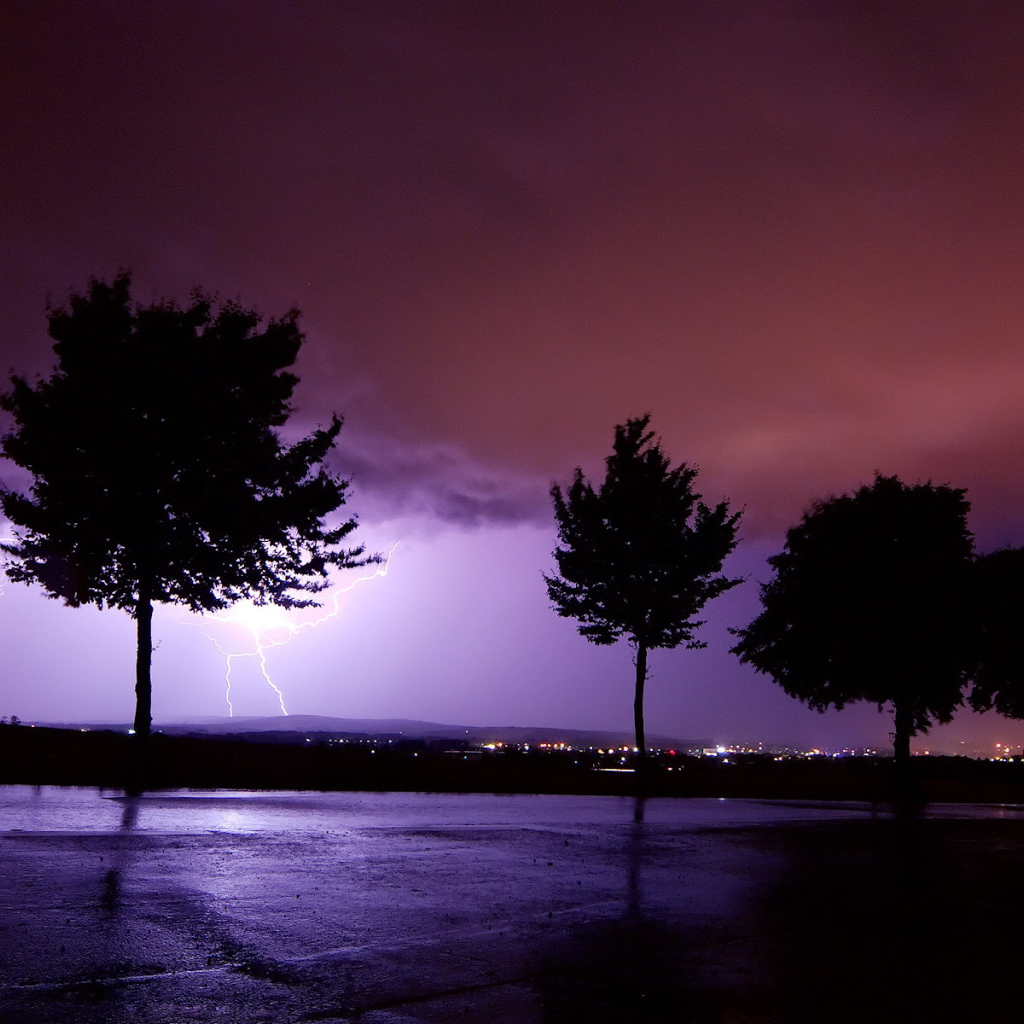 Надвигается шторм и молния