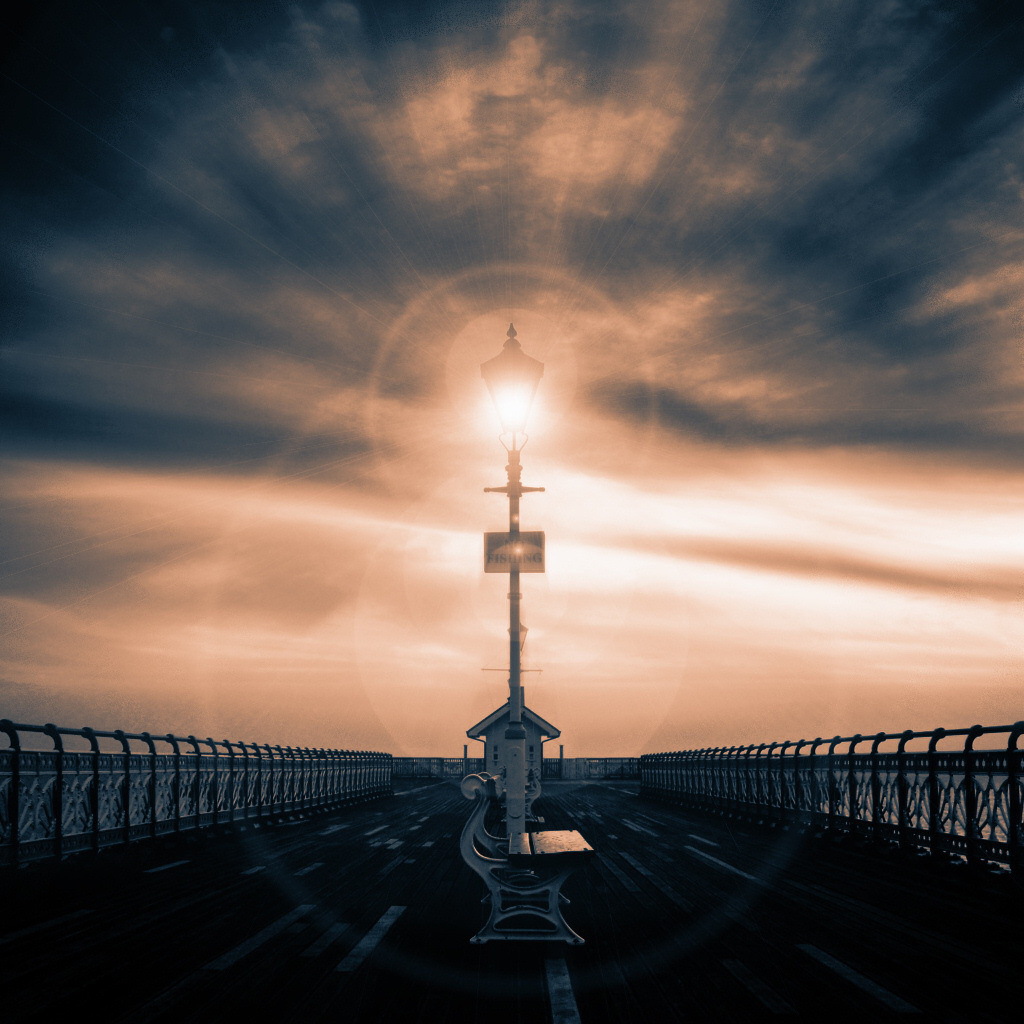 Фонарь и скамейка на пирсе