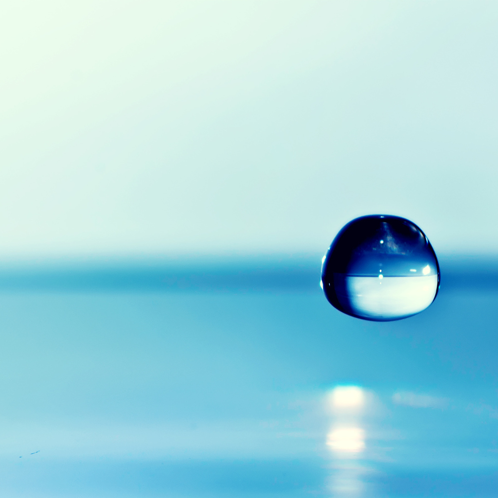 Падающая голубая капля воды