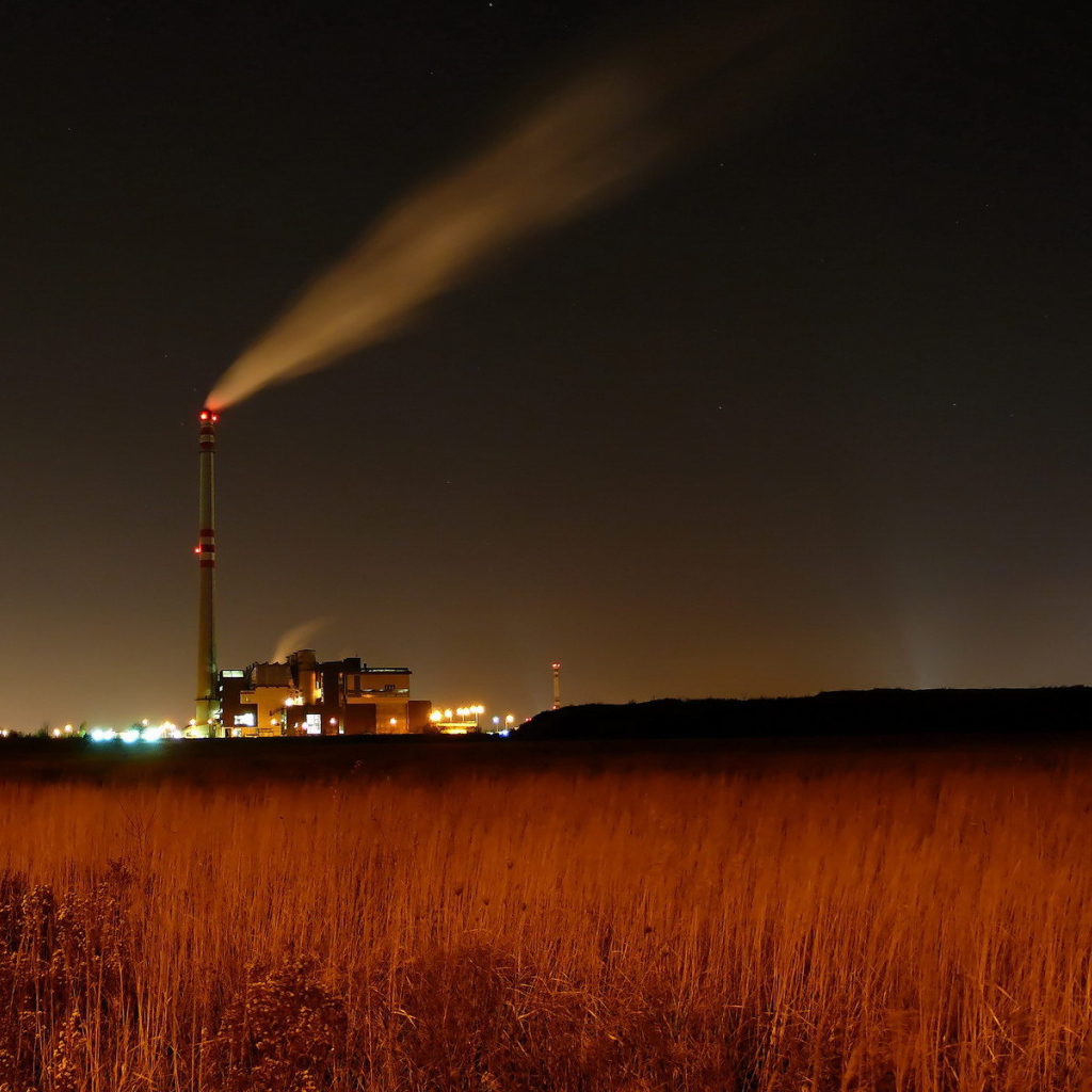 Дым из трубы завода
