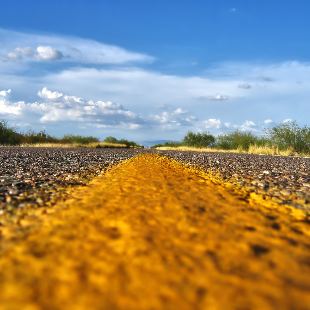 Желтая разметка на асфальте