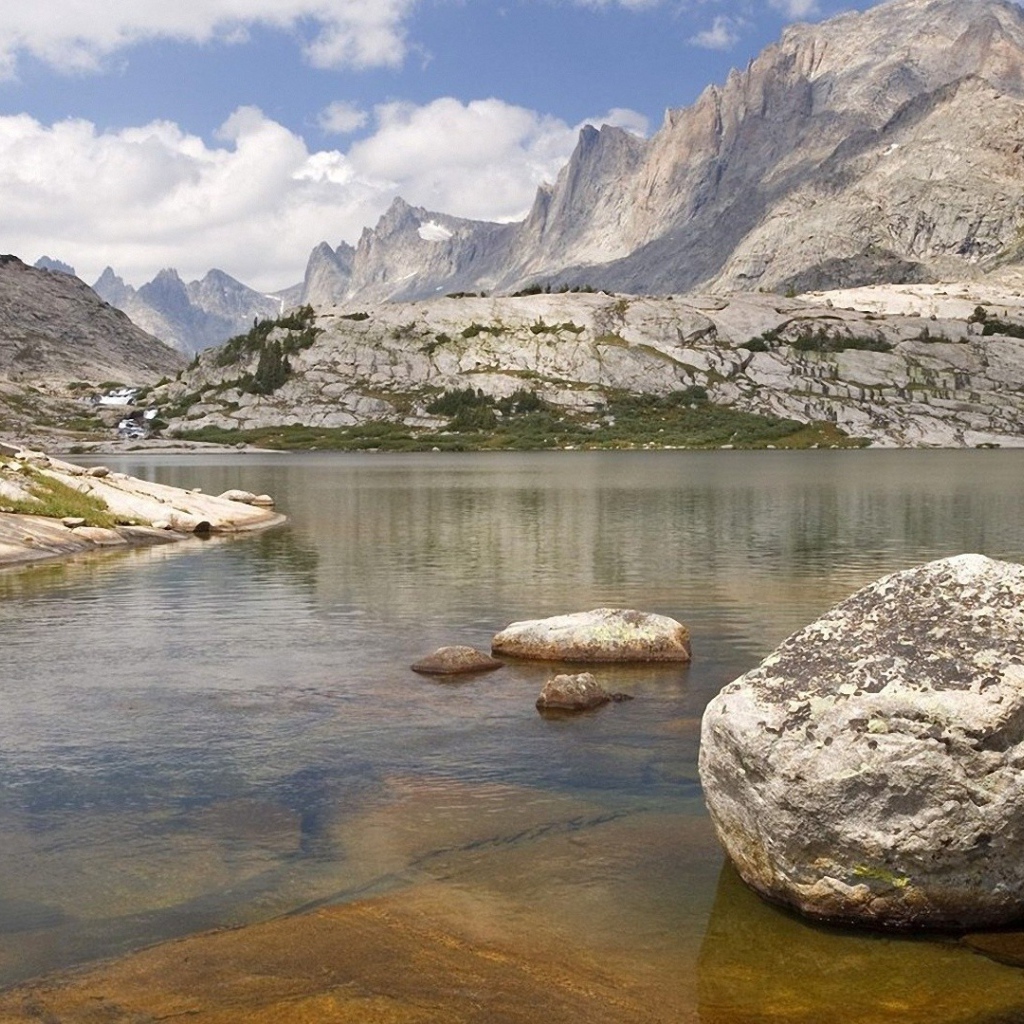 Одинокий валун в озере