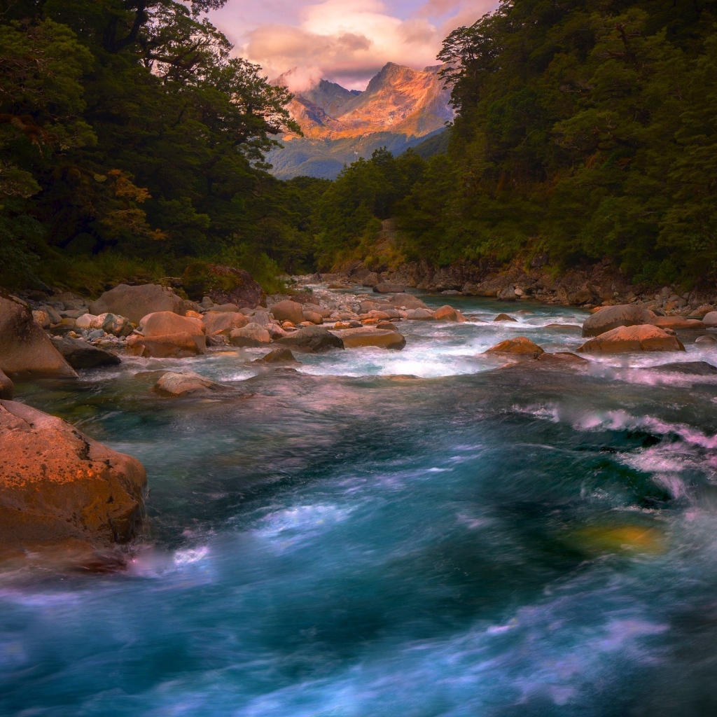 Валуны в бурной горной реке