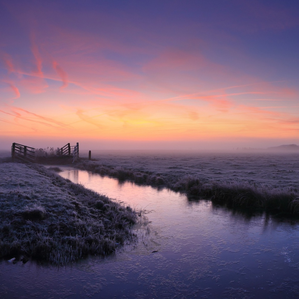 Канал в болоте на восходе солнца