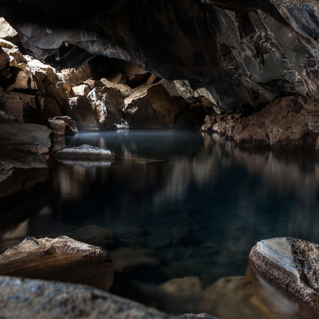 Прозрачная вода в озере в пещере