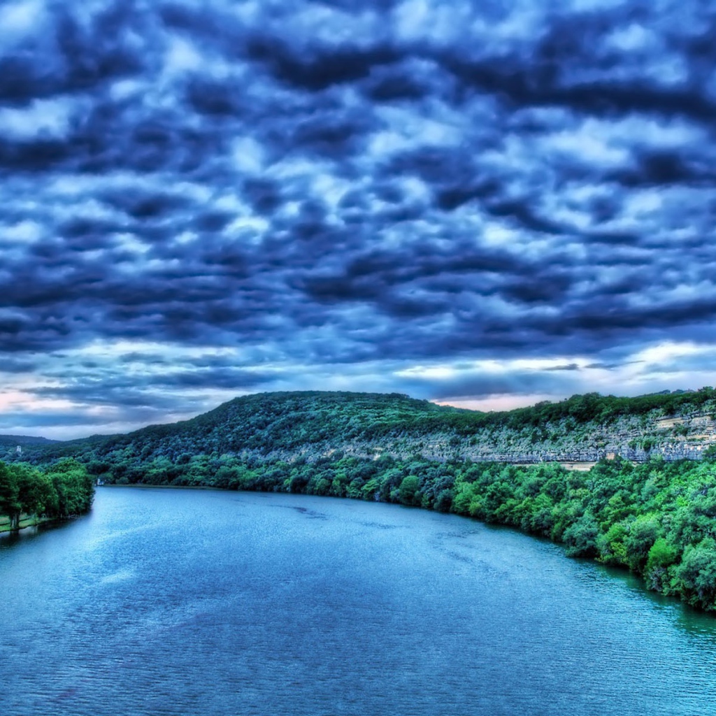 Темно синие облака над рекой