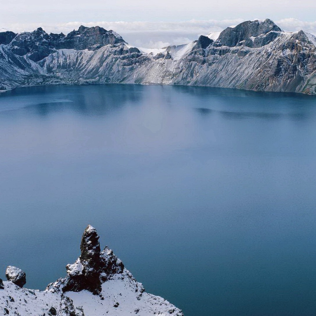 Темное озеро в жерле старого вулкана