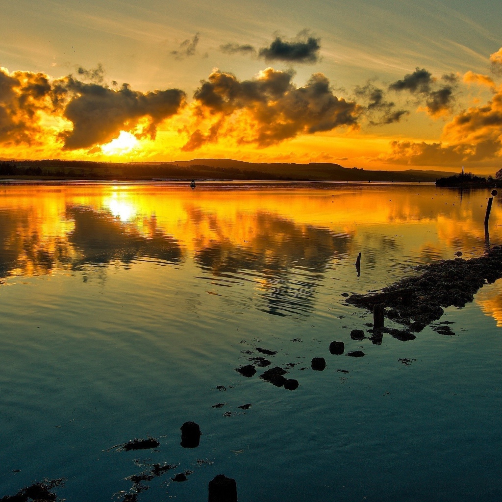 Огненный закат отражается в озере