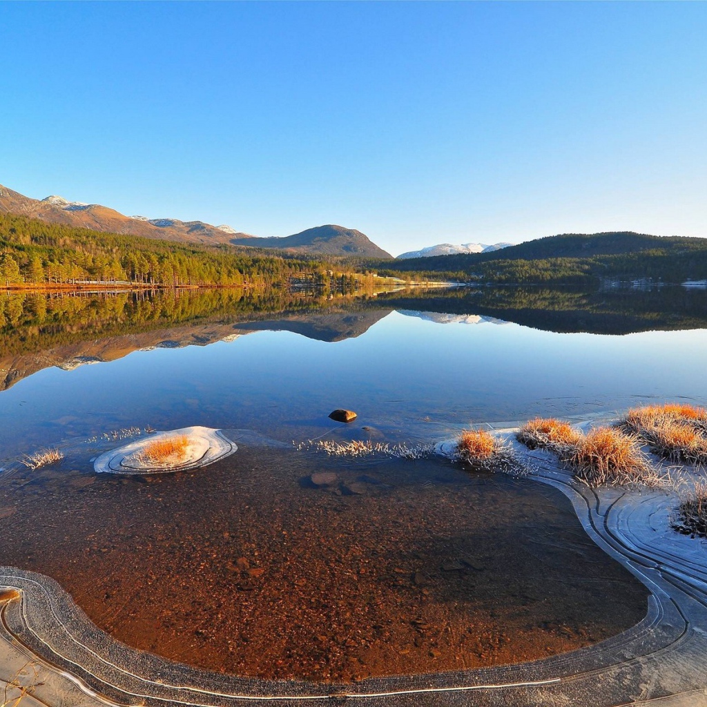 Первый лед на горном озере