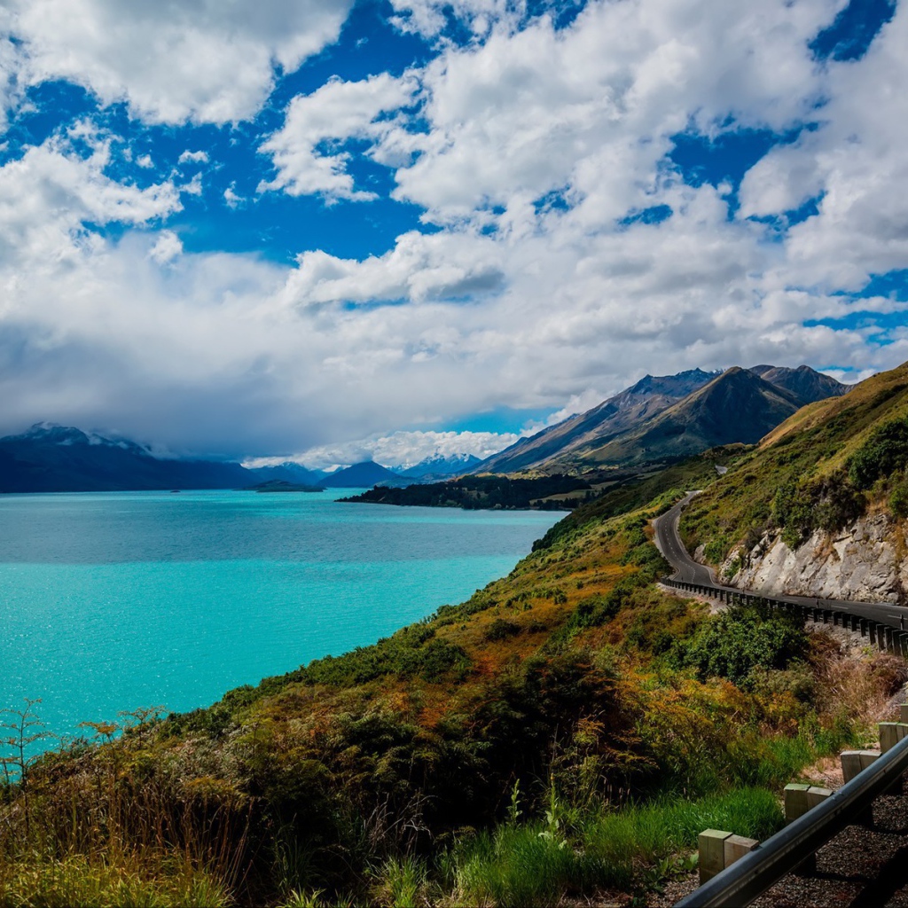 Шоссе по берегу голубого озера