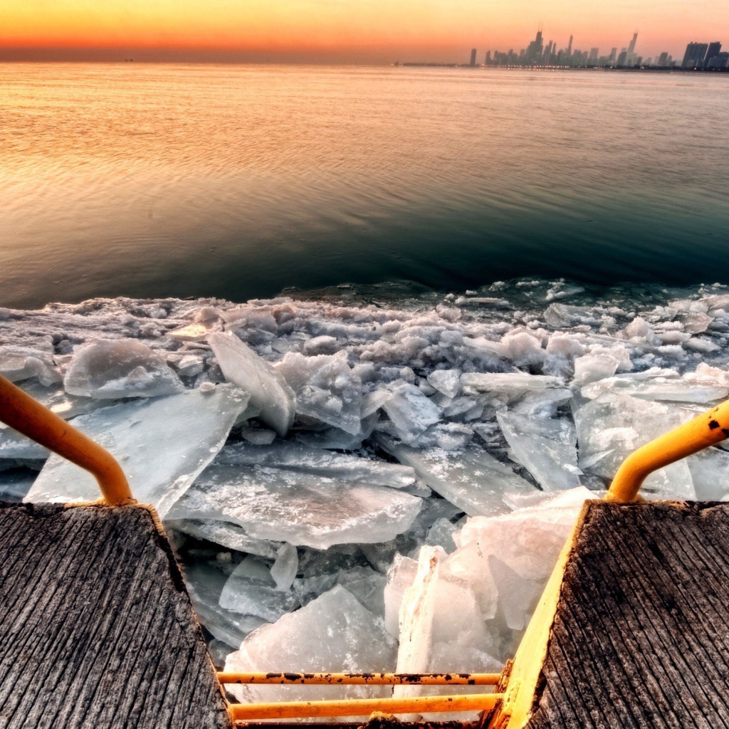 Лед у берега озера, фото HDR