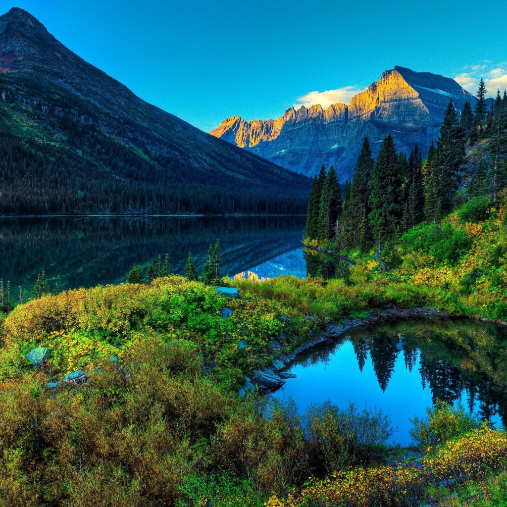 Озерцо у спокойной реки в горах