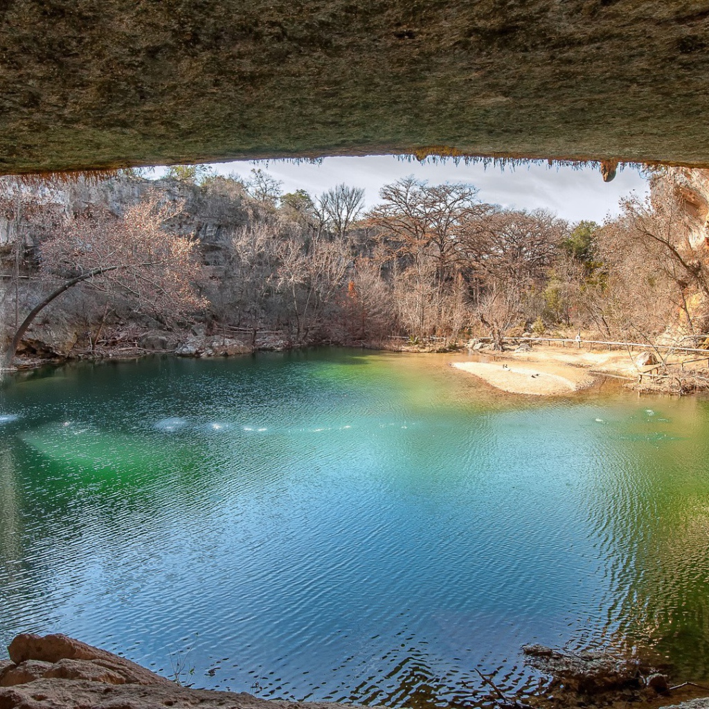 Озеро под сводом пещеры