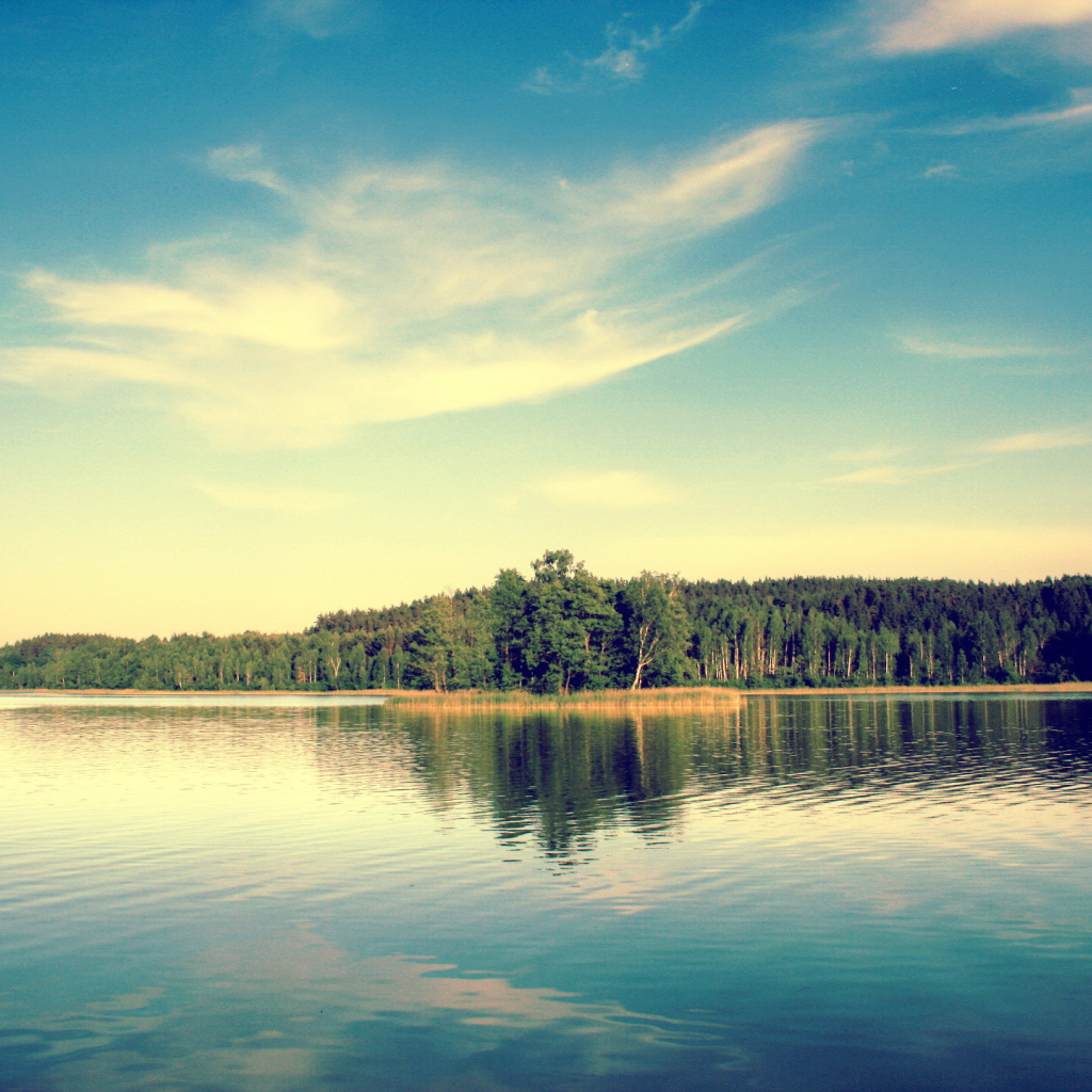 Легкие облака над озером