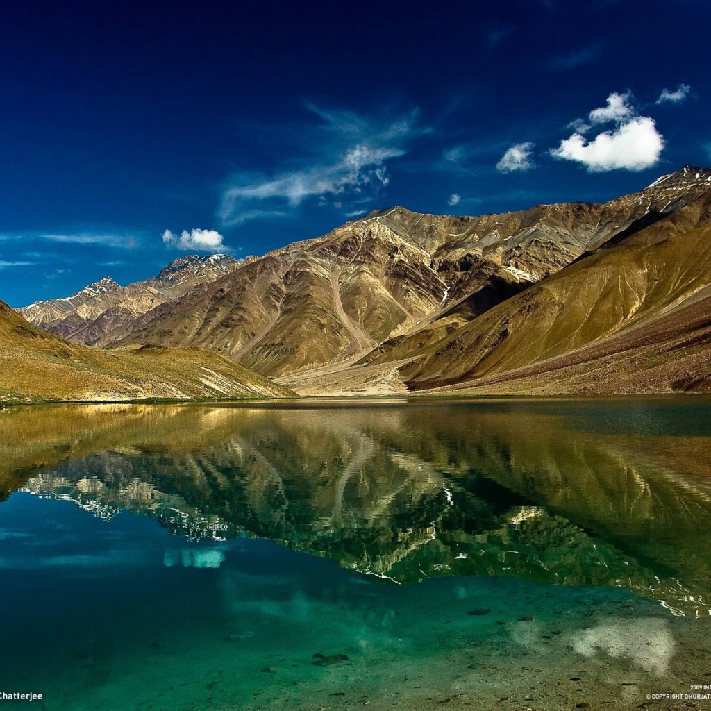 Горы , озеро и небо