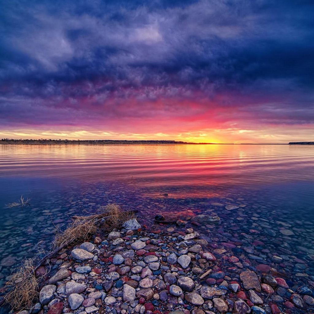 Спокойное мелкое озеро во время заката