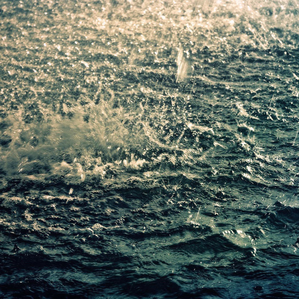 Дождь на озере