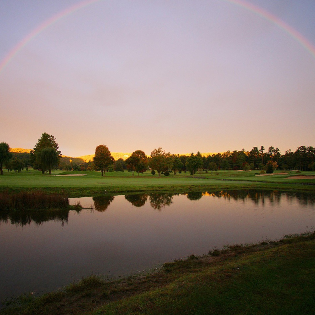 Радуга после дождя над озером