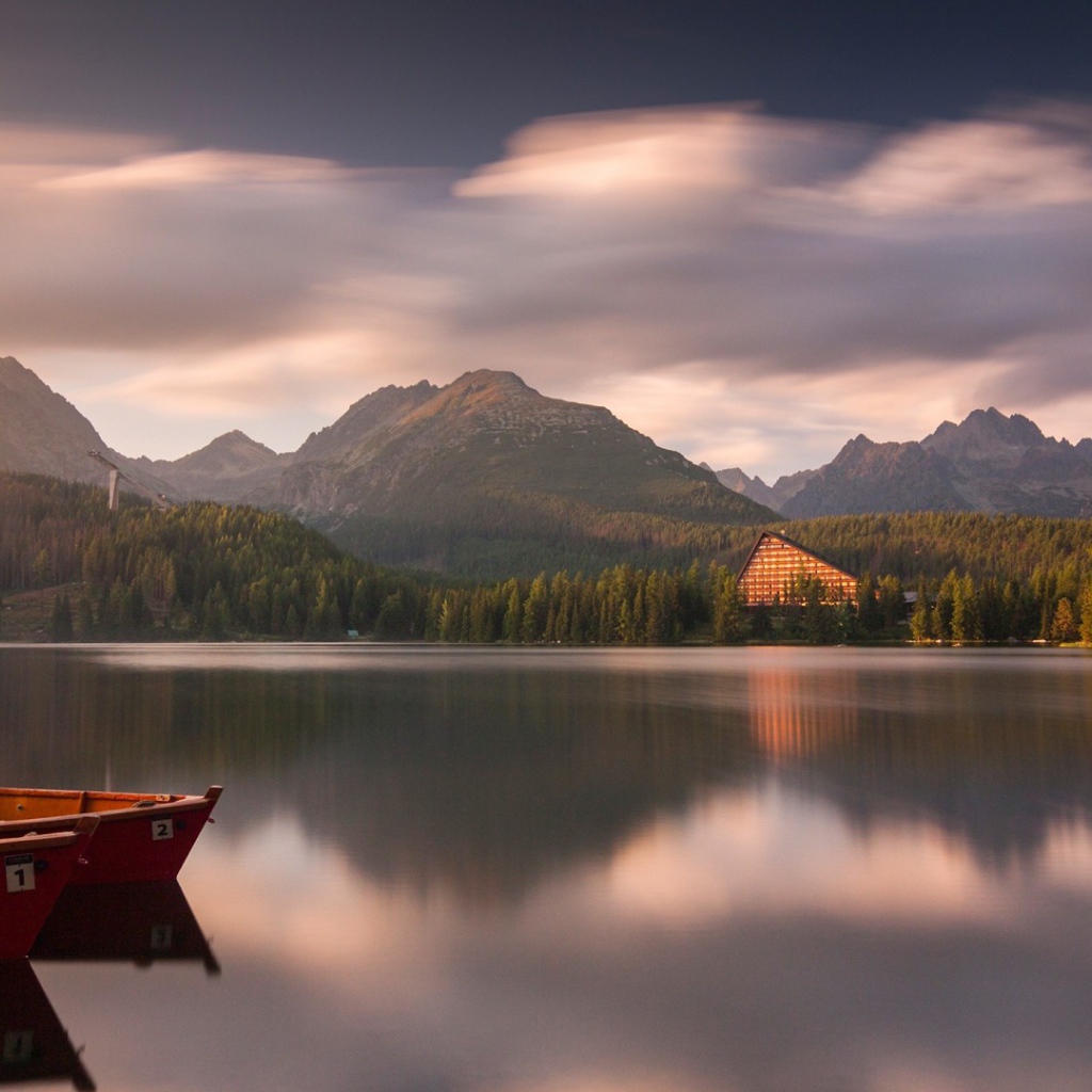 Красные лодки на горном озере