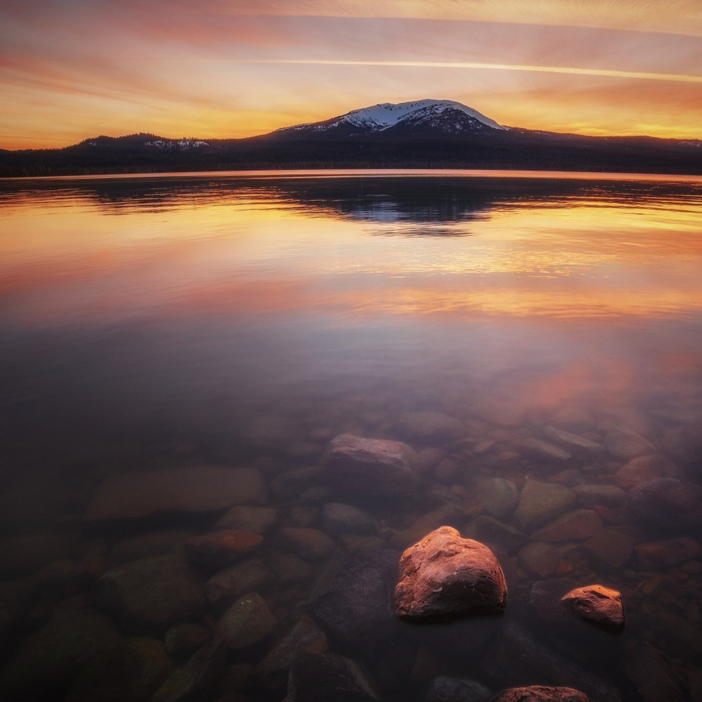 Каменистое дно прозрачного озера в горах