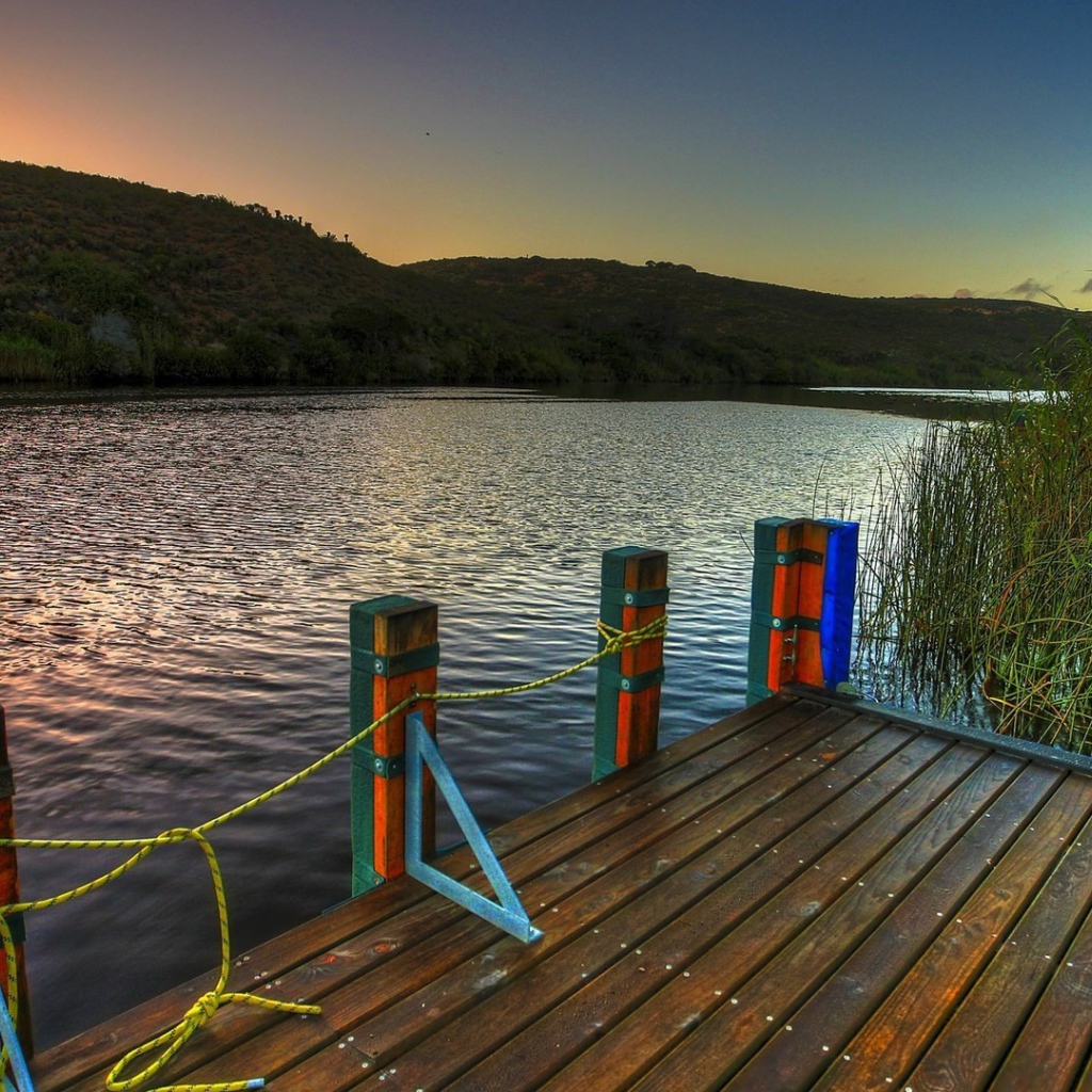Веревки на деревянном причале