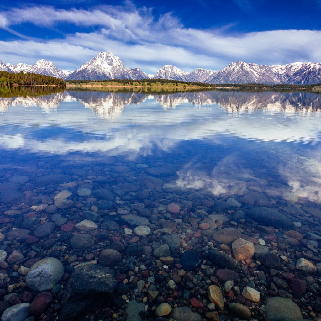 Гладкие камни на дне чистого горного озера
