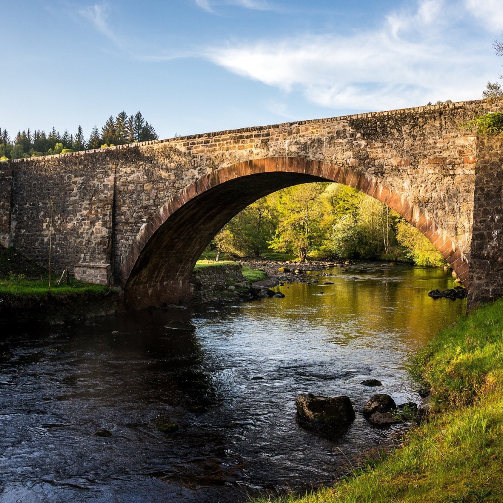 Основательный каменный мост через реку