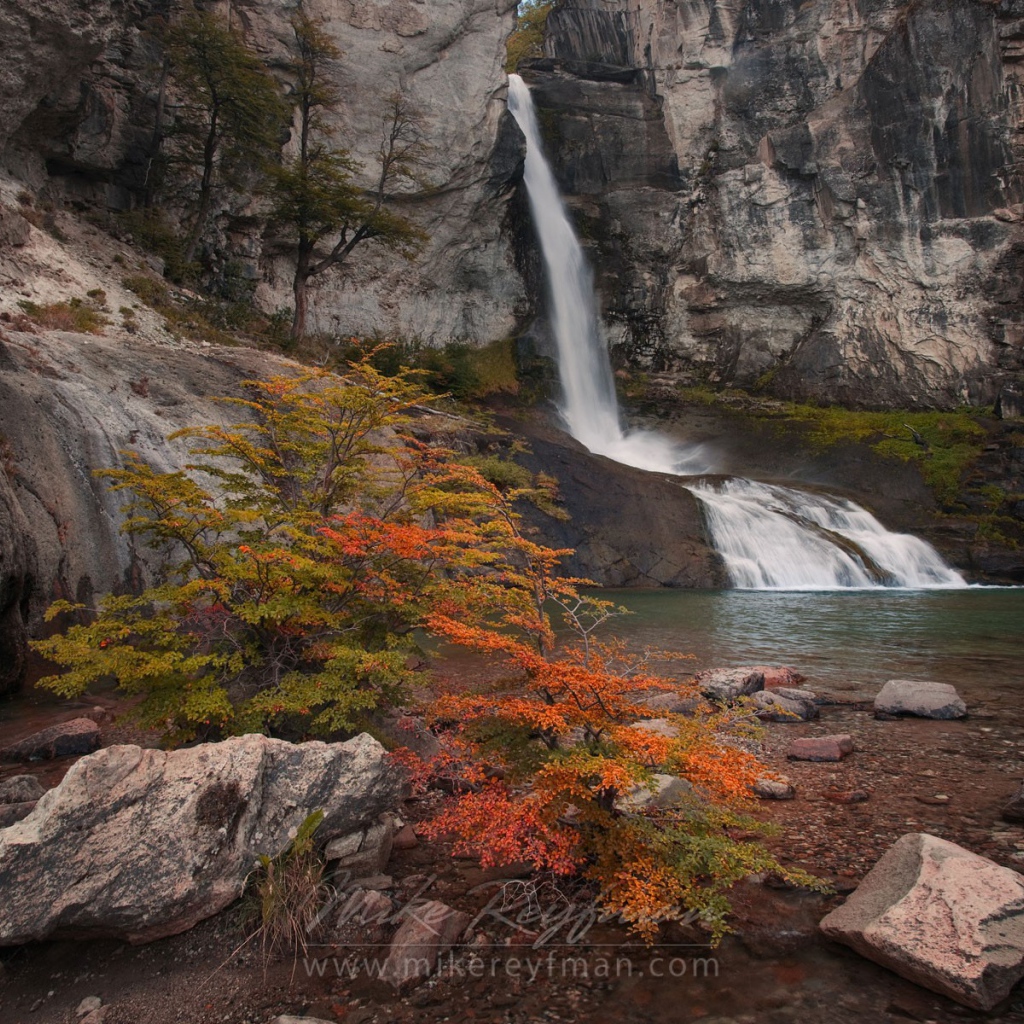 Начало реки у отвесной скалы