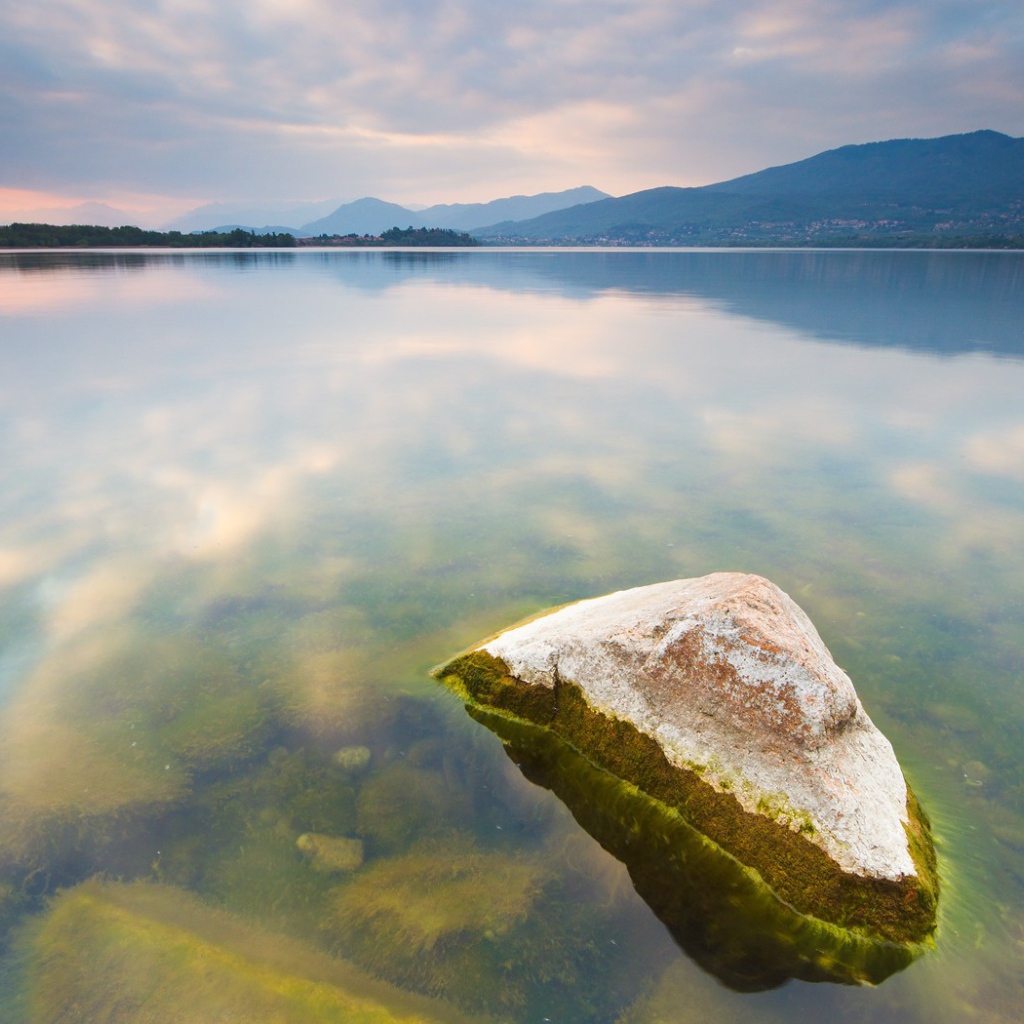 Камень в воде озера