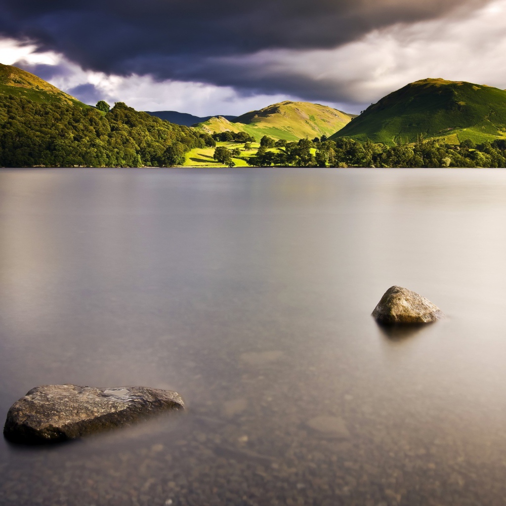 Камни в воде мелкого озера