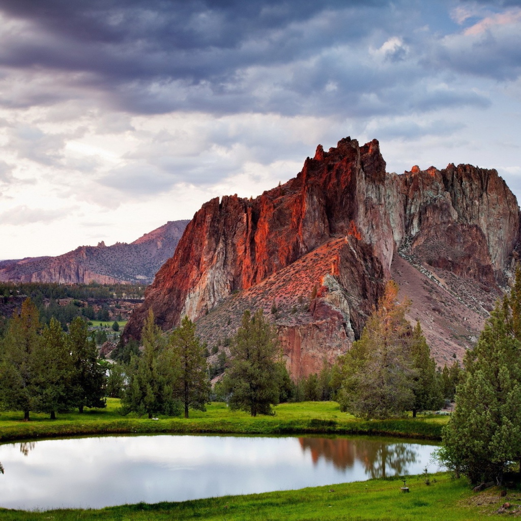 Озеро у подножия красной скалы