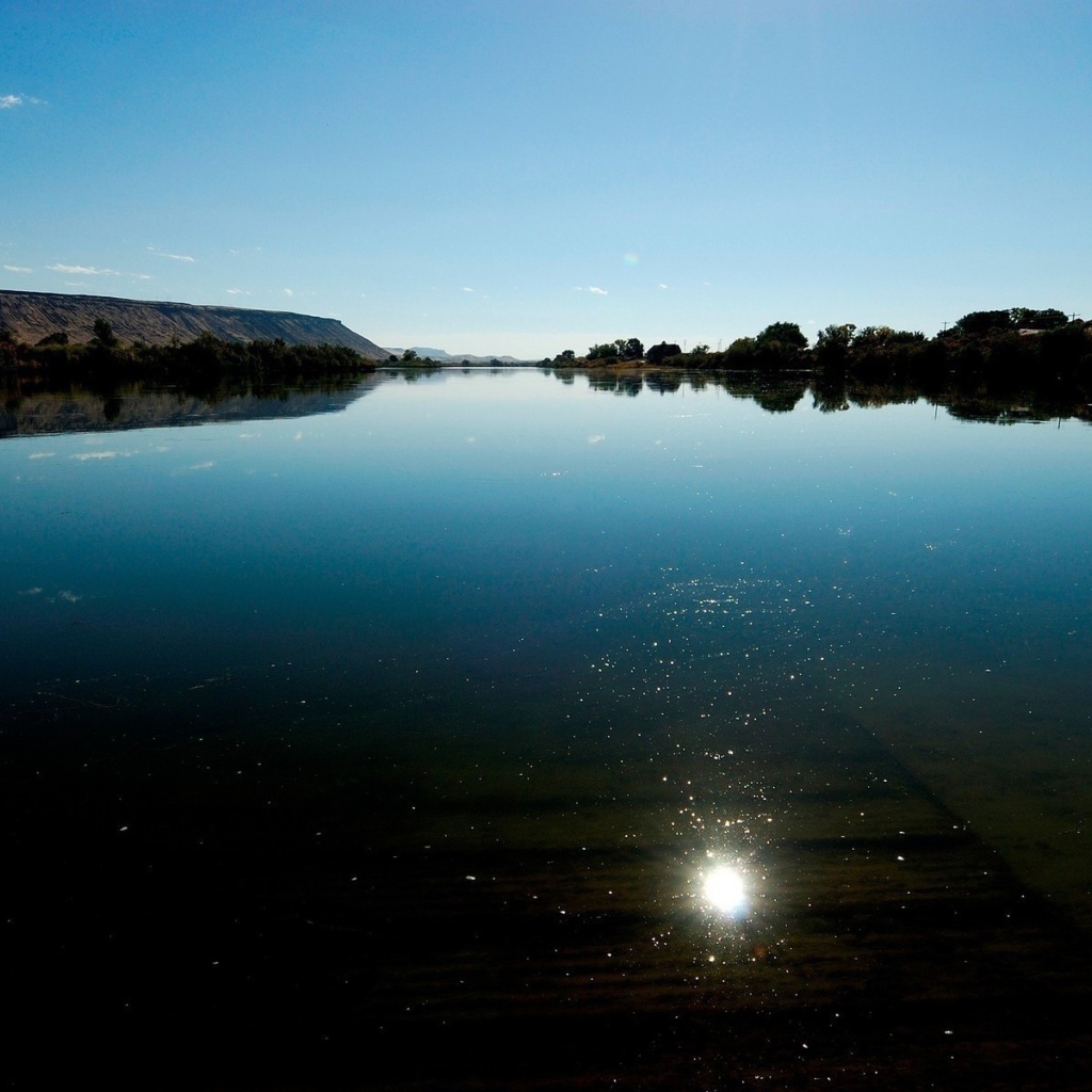 Зеркальная гладь спокойного горного озера