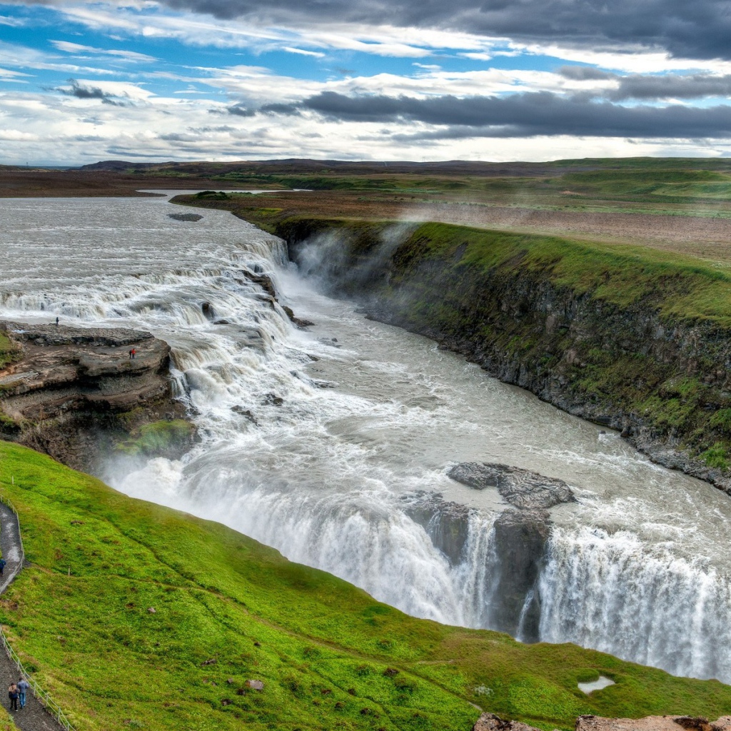 Река спускается с плоскогорья
