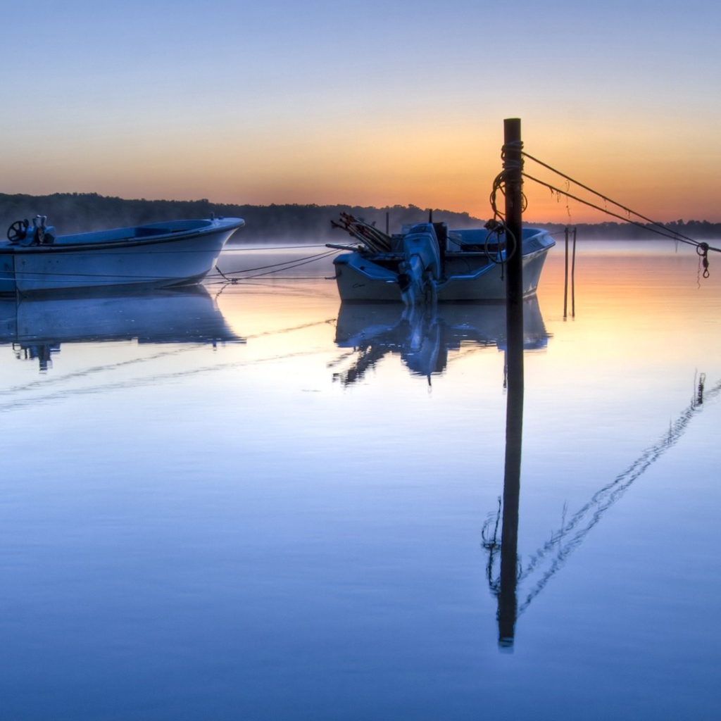 Две моторных лодки на тихой глади озера