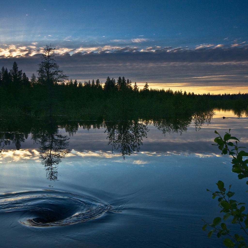 Водоворот на озере на закате
