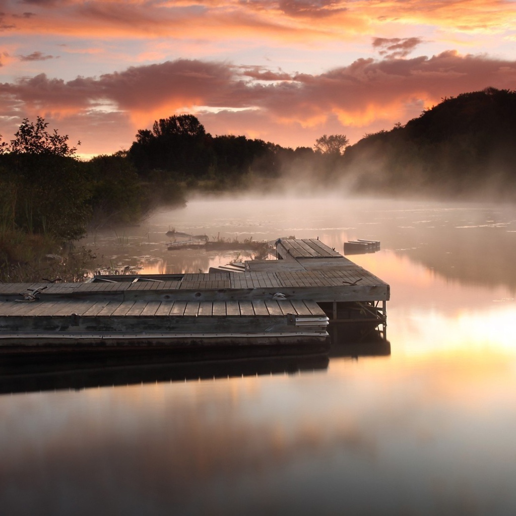 Деревянный причал в тумане