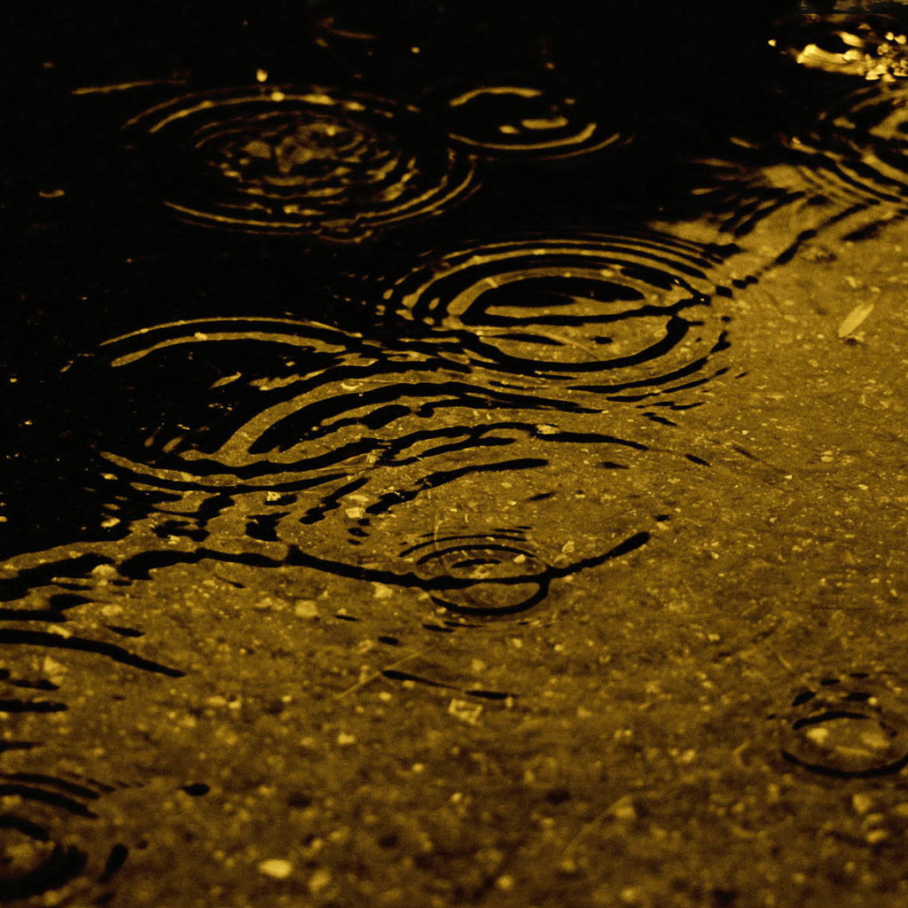 Капли дождя на воде